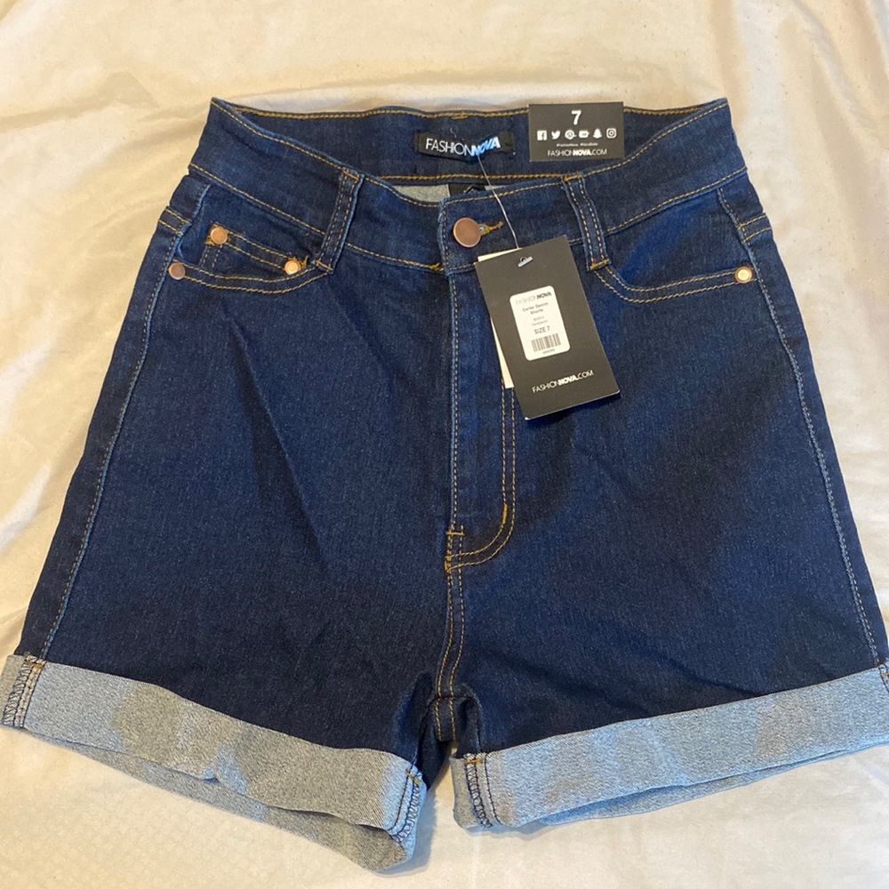 NWT * FashionNova shorts size 7
